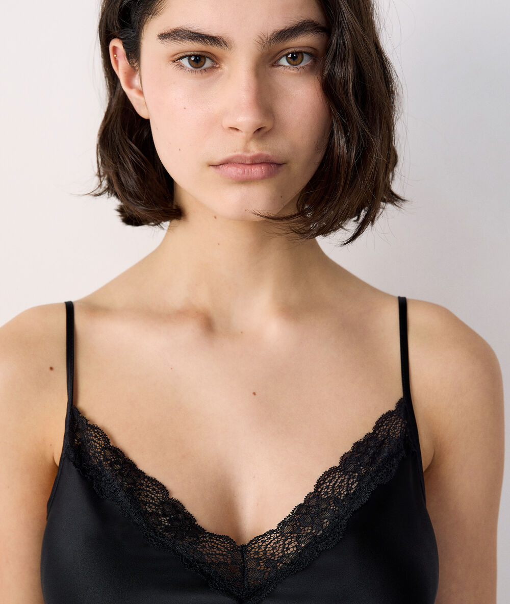 Nuisette en soie noir.
