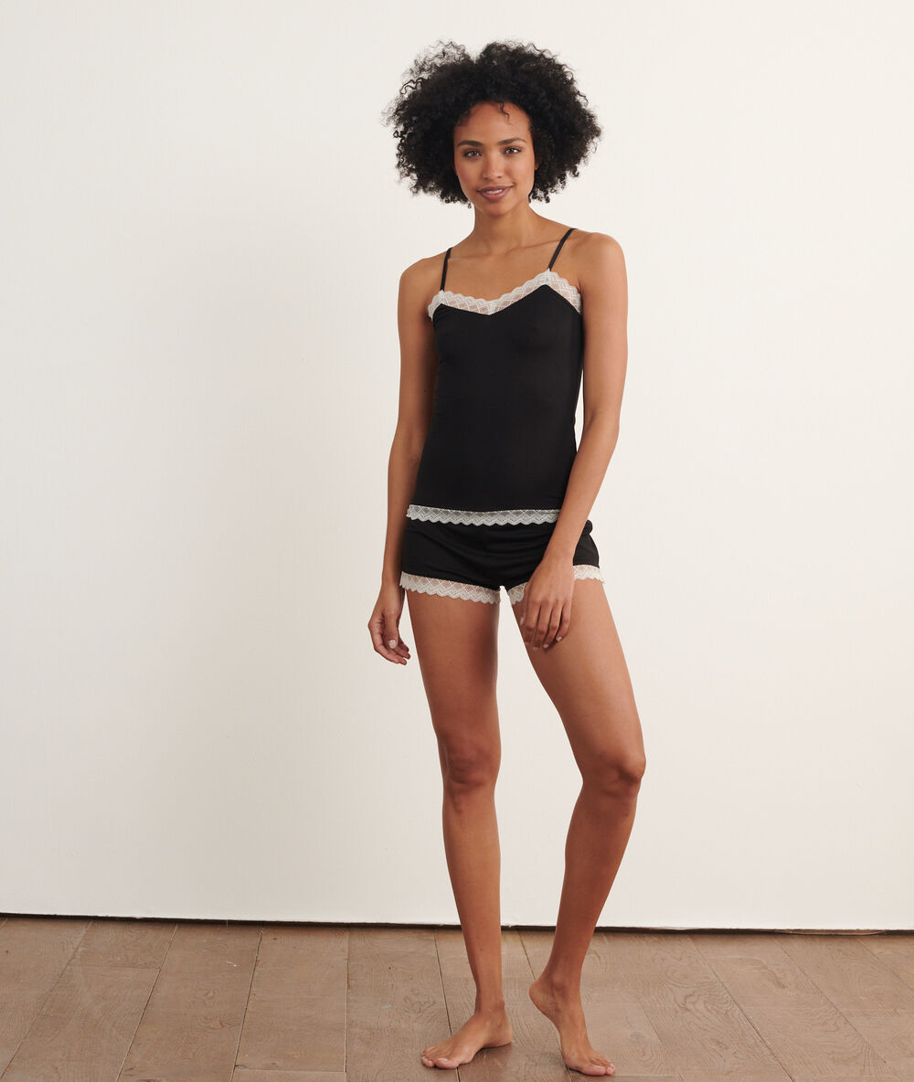 Top décolleté en dentelle noir.