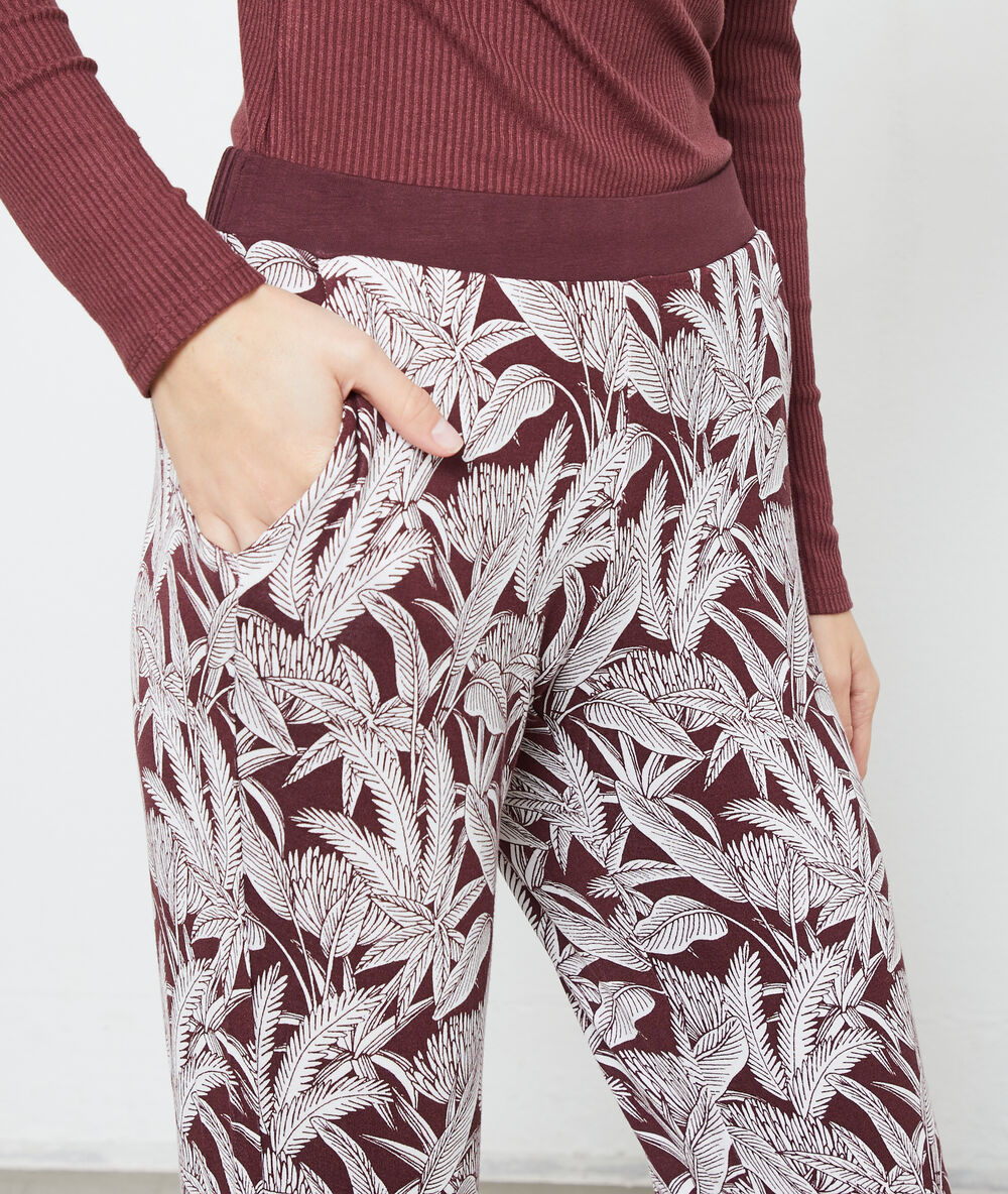 Pantalon imprimé marron.