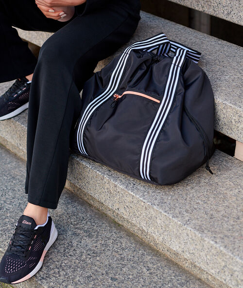 Sporttas met grote handvatten zwart.