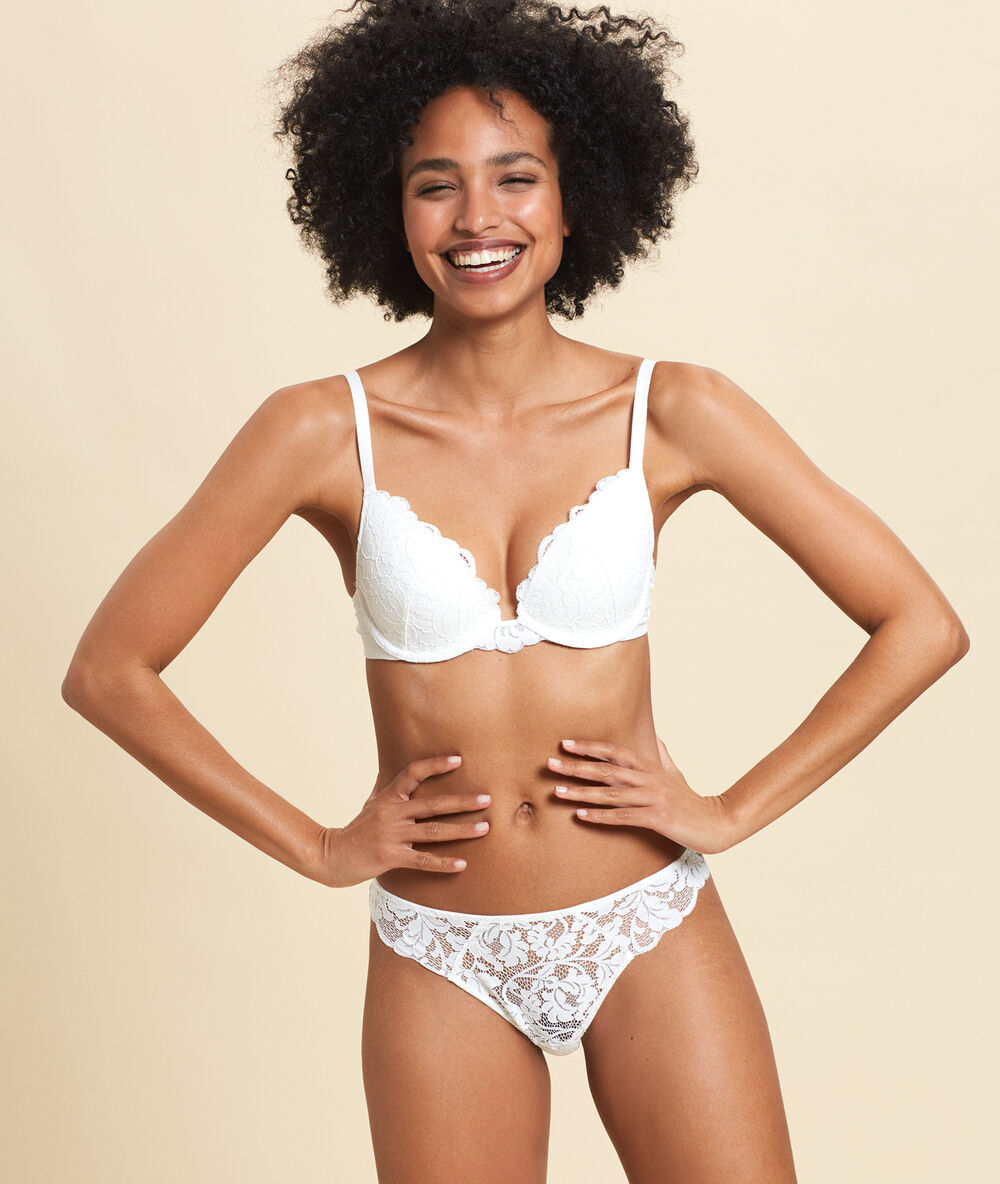 Tanga en dentelle ecru.