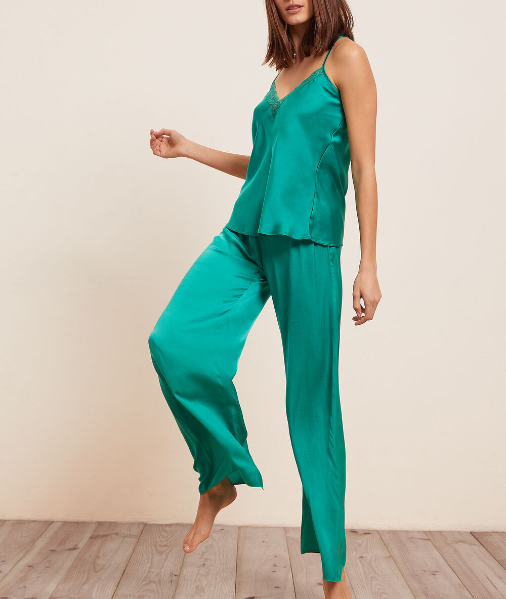 Pantalon de pyjama satiné vert.