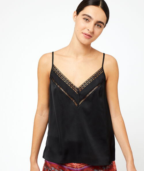 Satijnen top met kanten decollet&eacute; zwart.