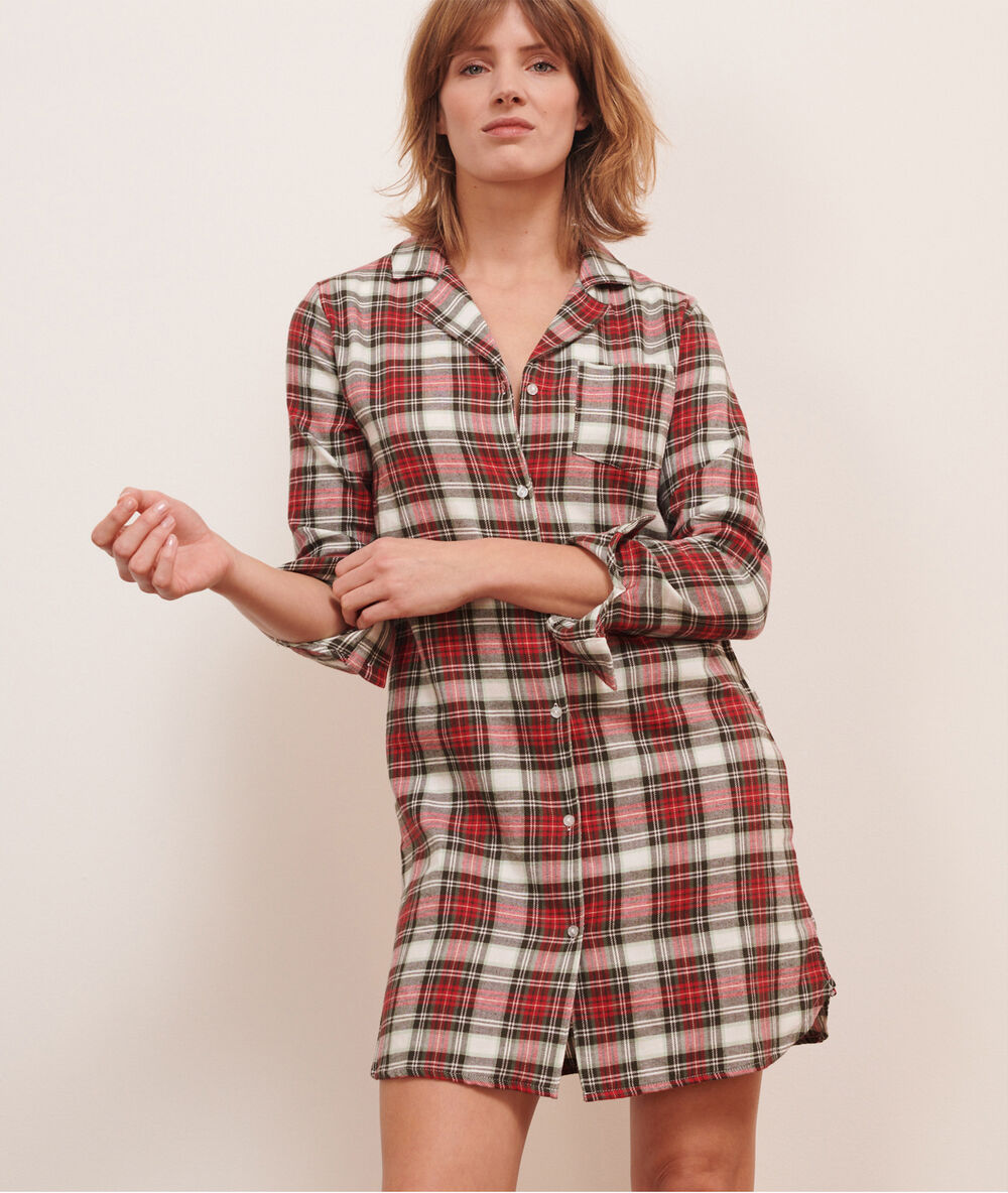 Chemise de nuit à carreaux rouge.