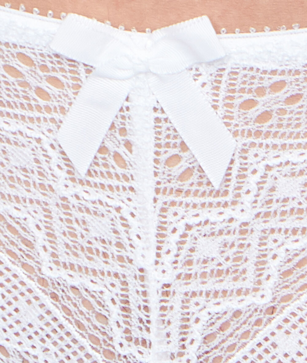 Tanga tout dentelle blanc.