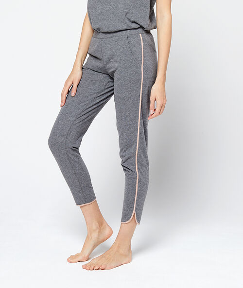 Pantalon homewear chin&eacute; gris.