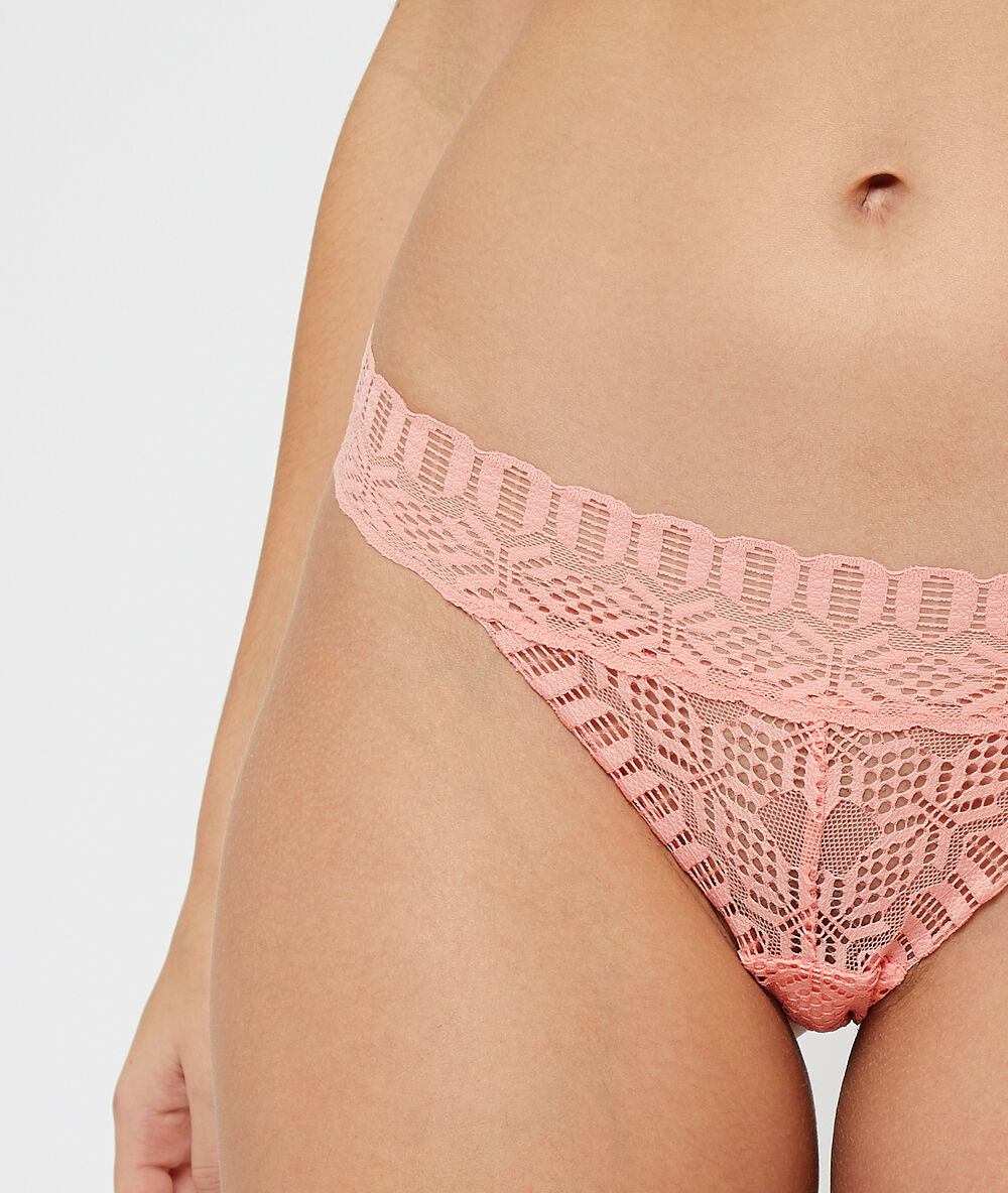 Tanga en dentelle peche.