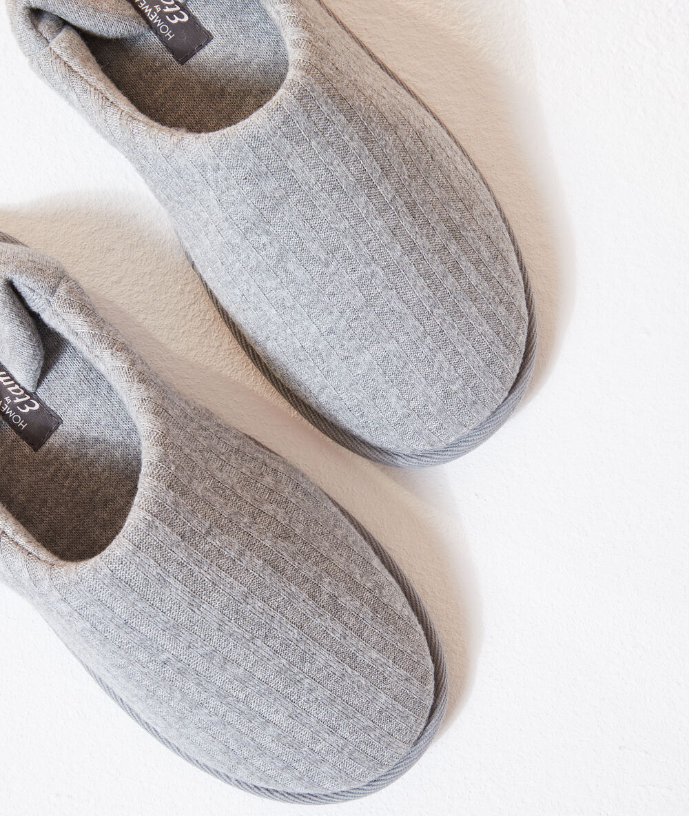 Pantoffels met open hiel grijs.