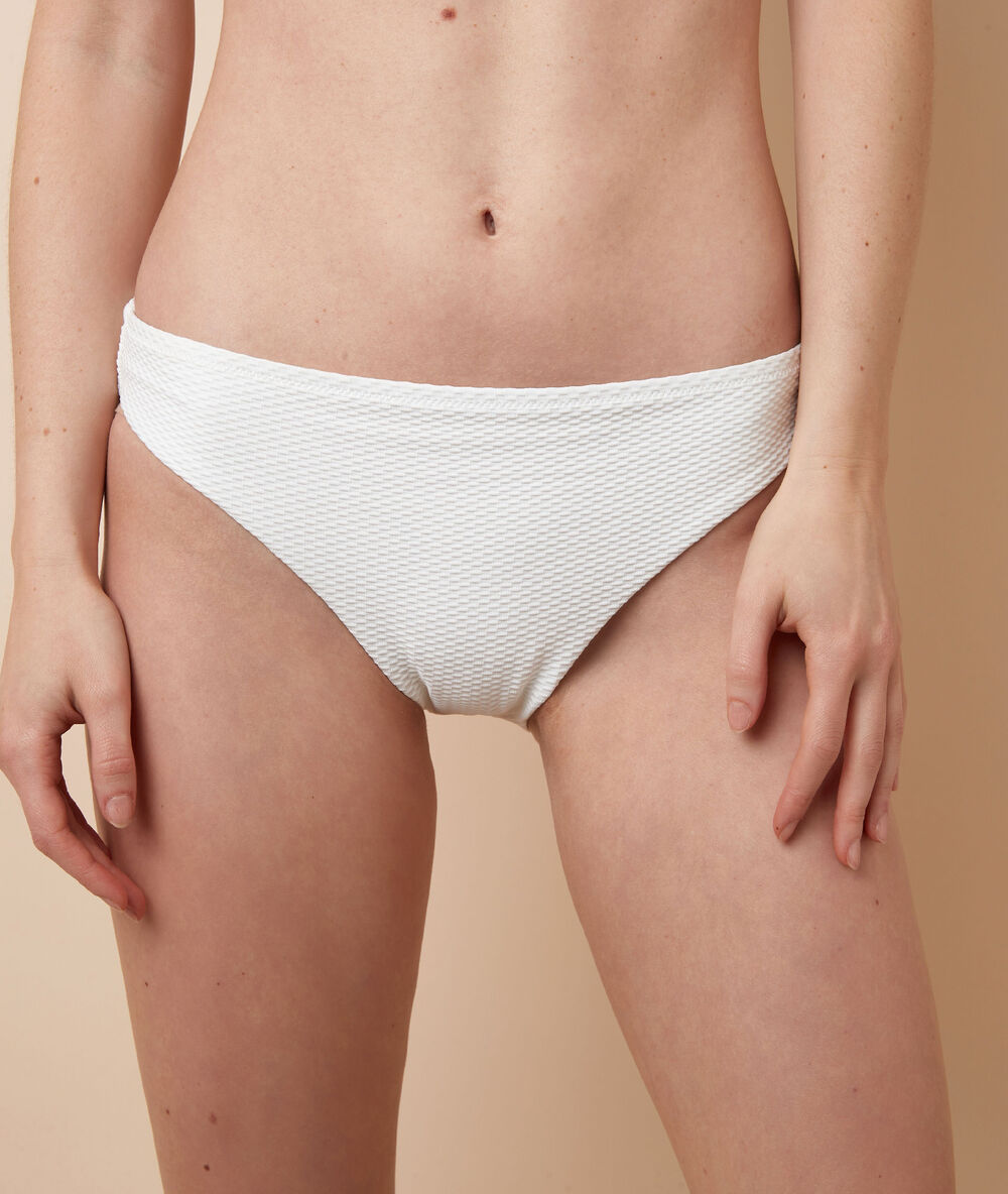 Bas de bikini simple blanc.