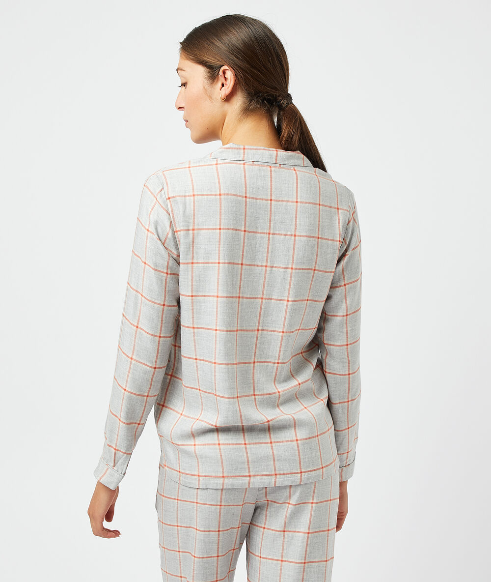 Chemise de pyjama à carreaux gris.