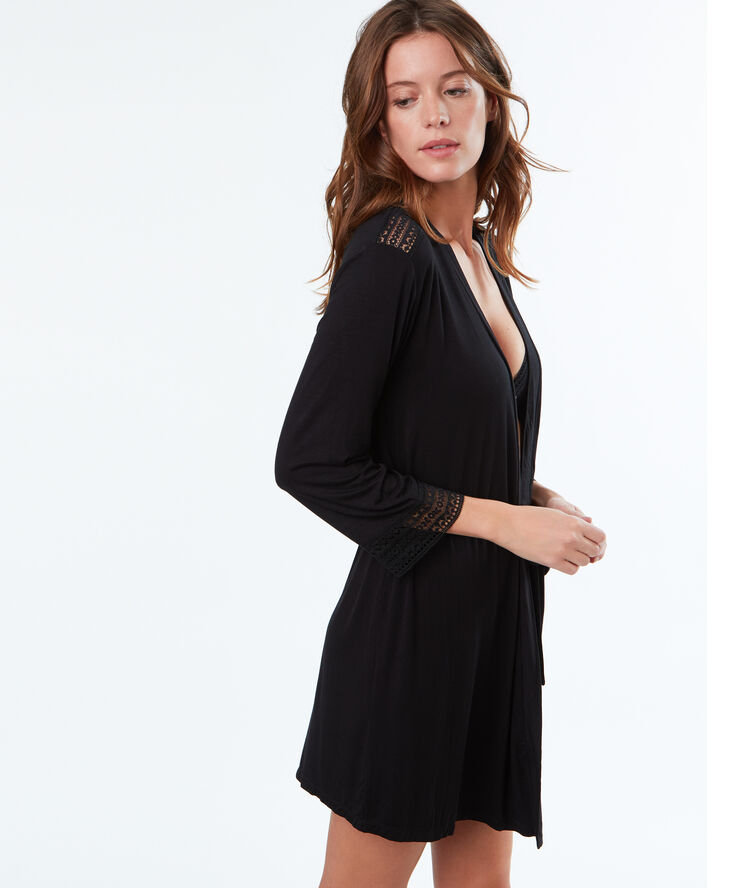 Kimono déshabillé doux et fluide noir.