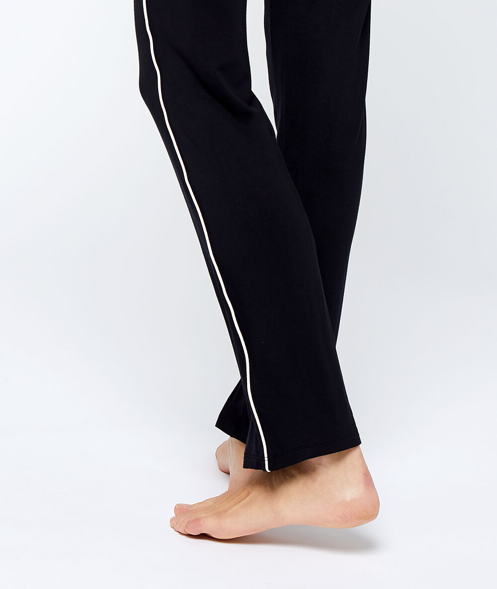 Pantalon de pyjama noir.