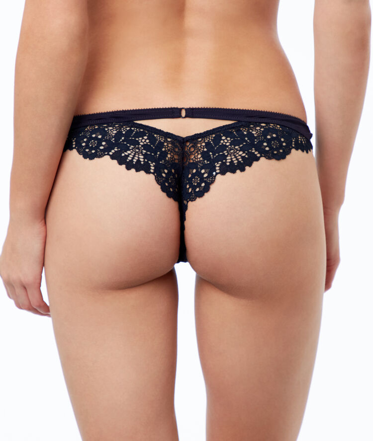Tanga en dentelle bleu nuit.
