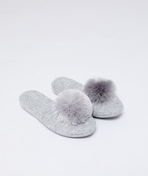Mules &agrave; pompons gris.