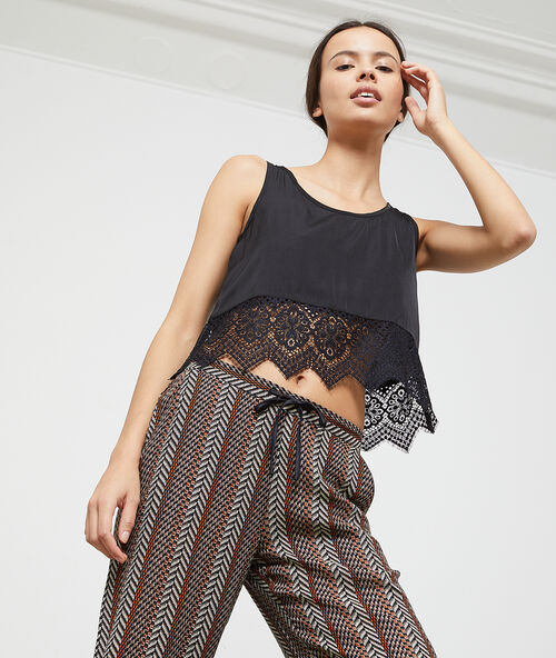 Shorts met onderzijde in kant zwart.