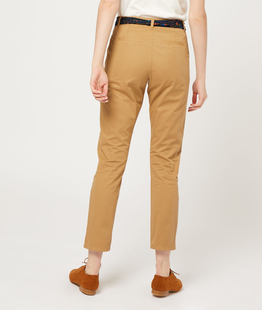 Pantalon droit avec foulard camel fonce.