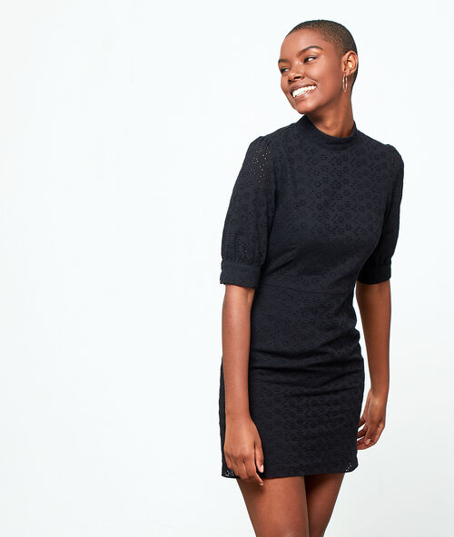 Robe en guipure noir.