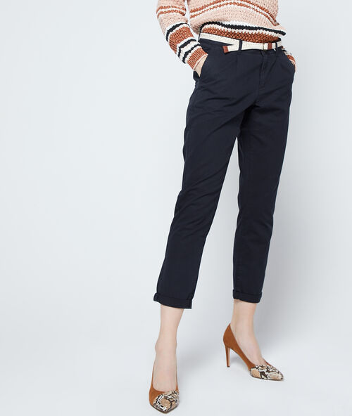 Korte broek met riem in biokatoen zwart.