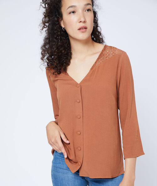 Blouse in guipure, met knopenrij savanna.