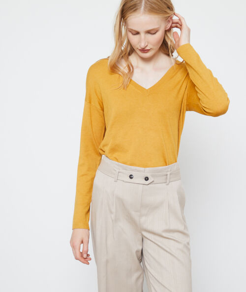Pull col v en maille fine ocre.