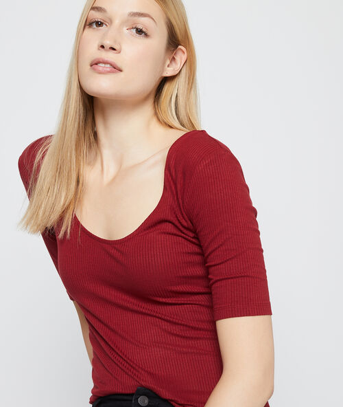 Corduroy t-shirt met rugdecollet&eacute; granaat.