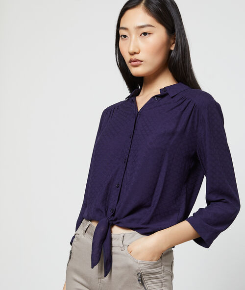 Hemd met strik en motiefjes, driekwartsmouwen blauw.