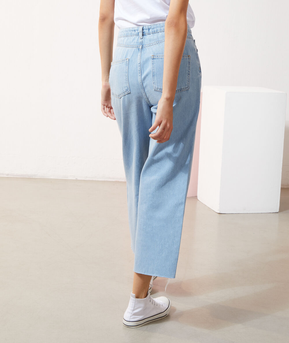 Jean large bleu moyen.