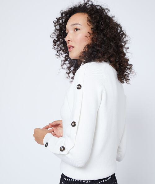 Pull col roul&eacute; &agrave; boutons ecru.