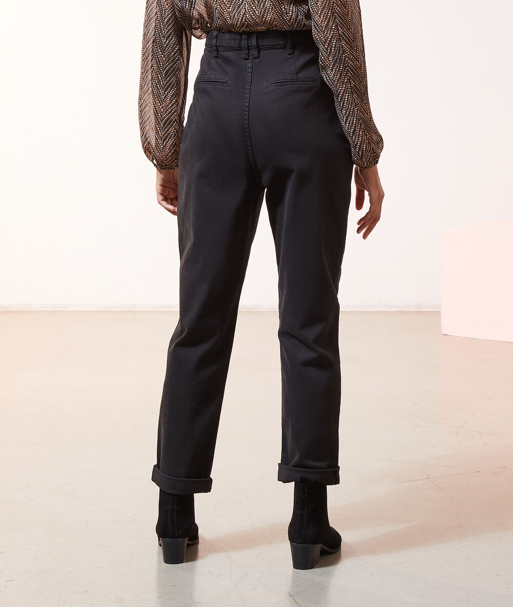 Pantalon carotte noir.