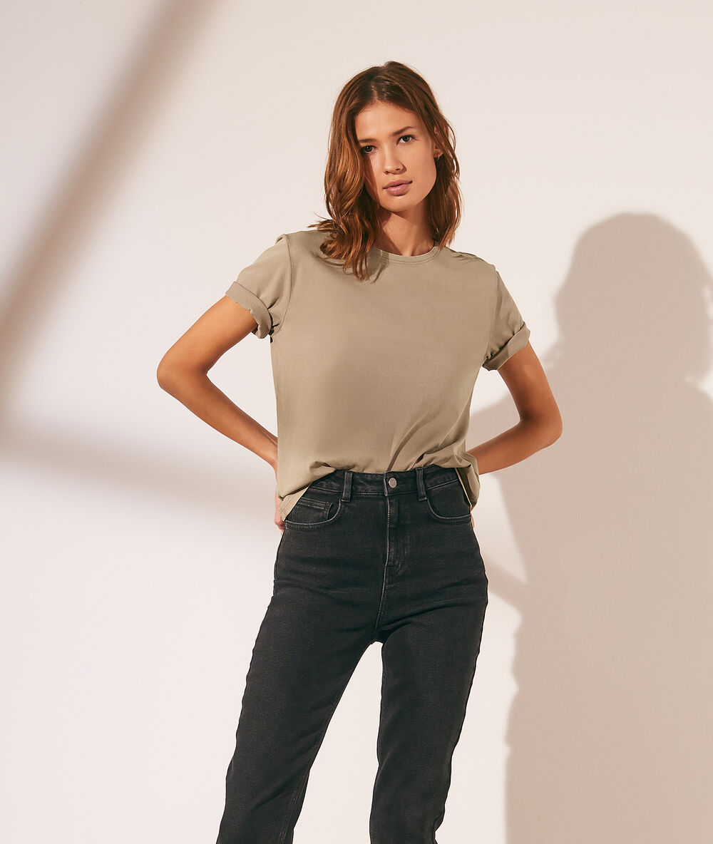 Basic t-shirt met ronde hals licht kaki.