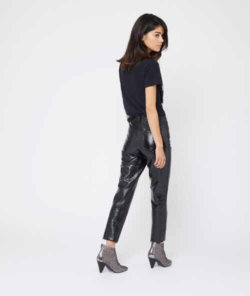 Slimfit broek in vinyl zwart.