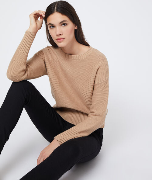 Pull c&ocirc;tel&eacute; en grosse maille camel.