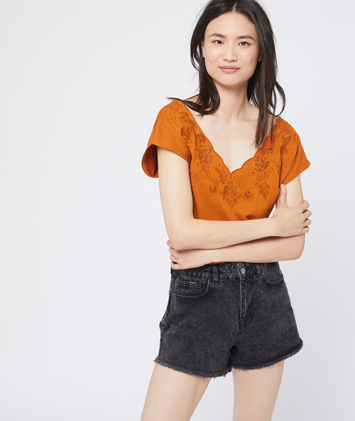 T-shirt d&eacute;collet&eacute; brod&eacute; epice.