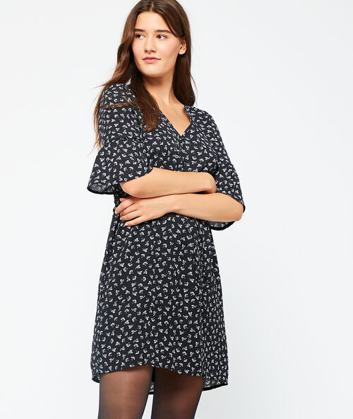Robe &eacute;vas&eacute;e &agrave; imprim&eacute; noir.