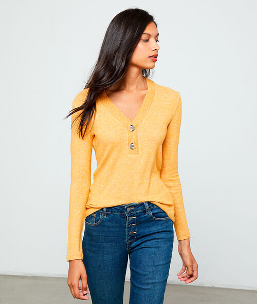 Pull col boutonn&eacute; en maille fine ocre.