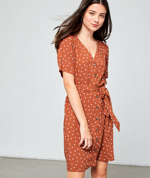 Robe &agrave; pois et ceinture savane.
