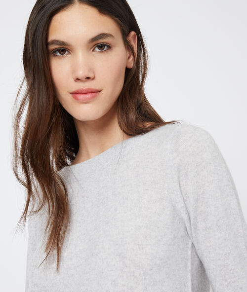 Trui met boothals, in kasjmier licht gem&ecirc;leerd grijs.
