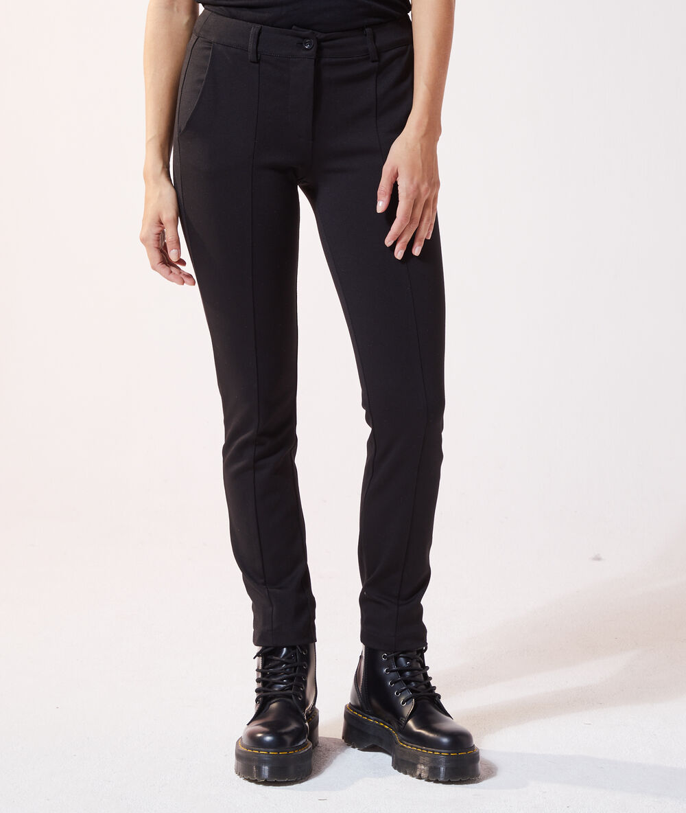 Pantalon droit noir.