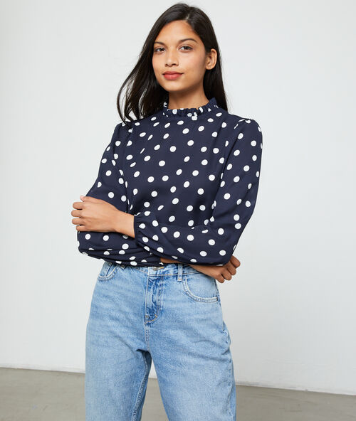 Blouse &agrave; pois marine.