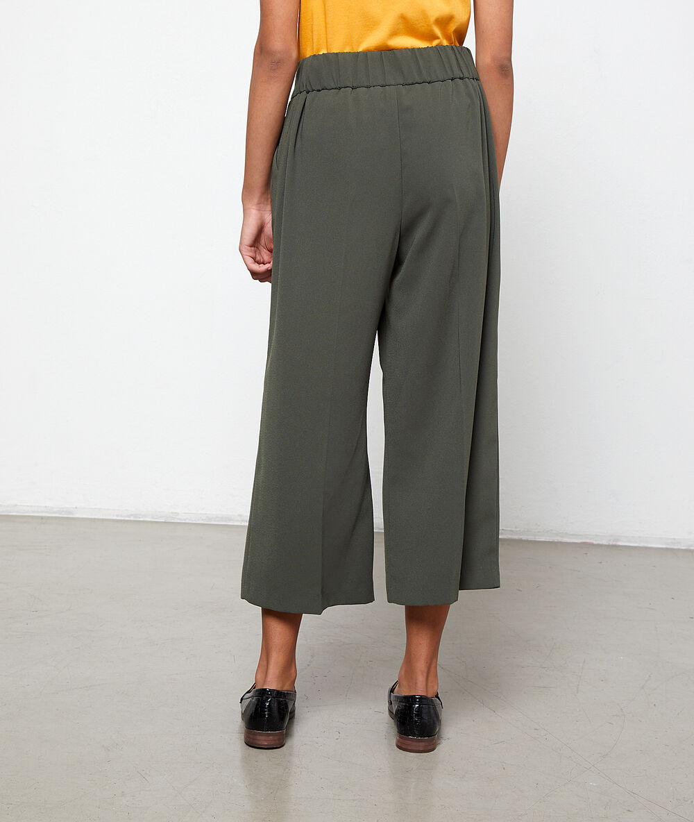 Pantalon flare kaki.