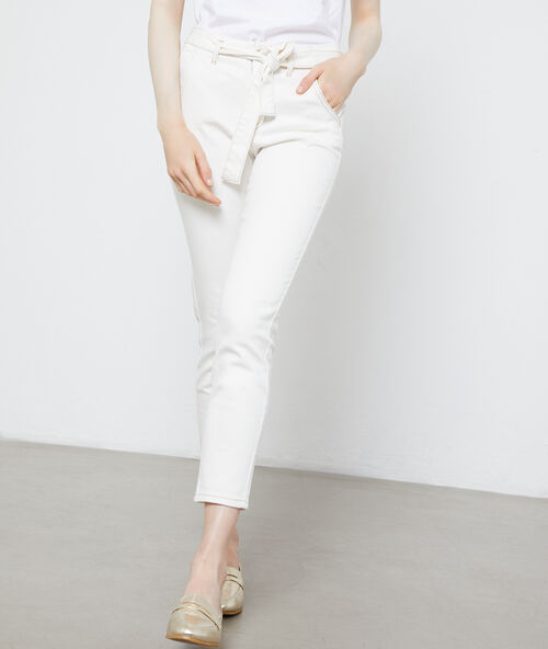Straight jeans met riem wit.
