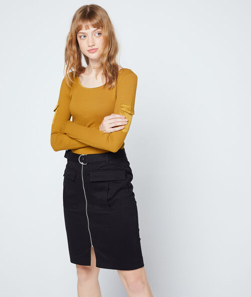 T-shirt manches longues &agrave; poches moutarde.