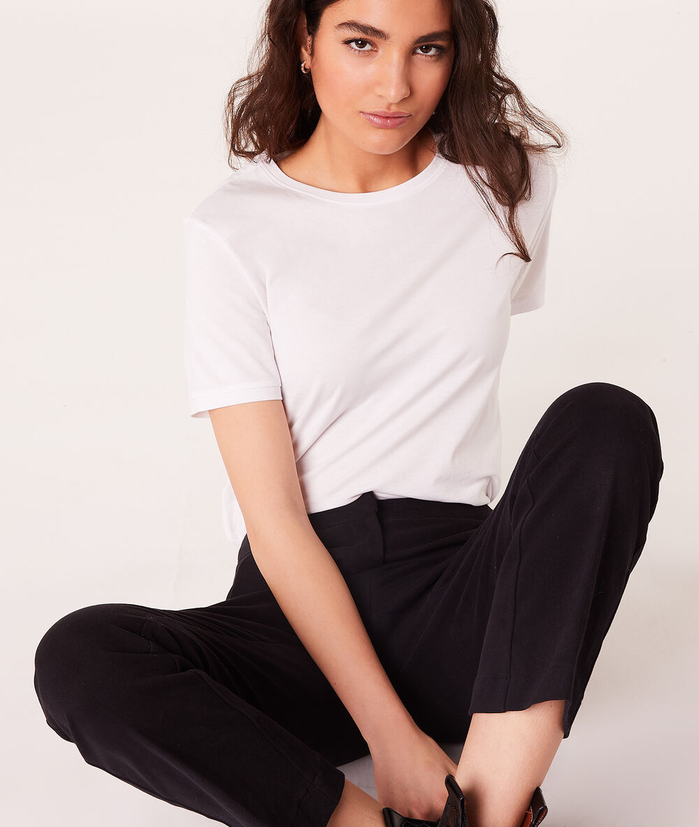T-shirt col rond blanc.