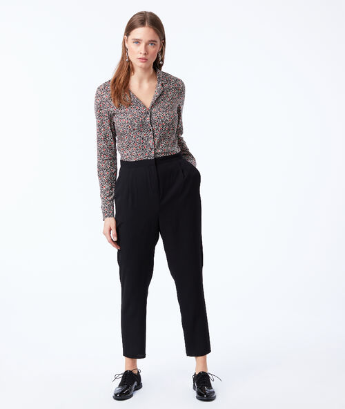 Combinaison tailleur imprimé floral noir.