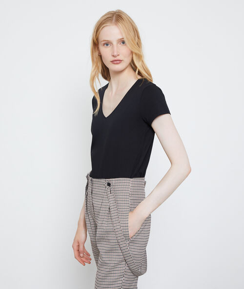 T-shirt col v en coton noir.