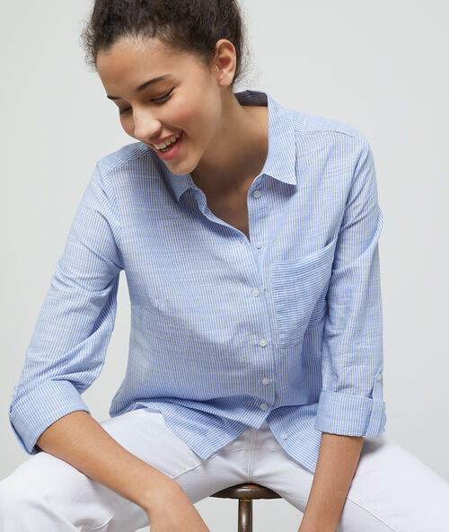 Chemise &agrave; rayures marine.