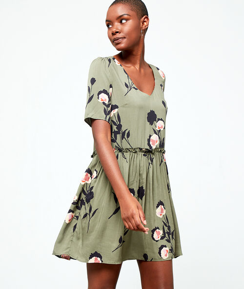 Robe fluide taille fronc&eacute;e kaki.