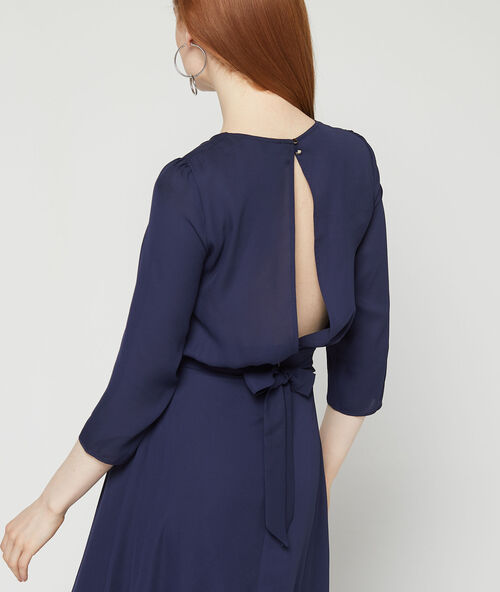 Robe longue nouée au dos marine.