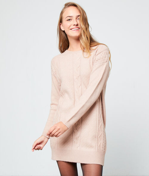 Robe pull en maille torsad&eacute;e poudre.