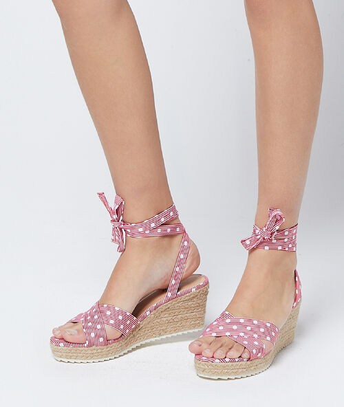 Sandalen met hakken met stippen rood.